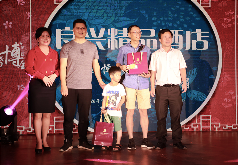 公司王副总与中奖嘉宾合影.jpg