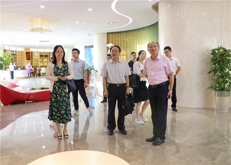 大厅参观.jpg