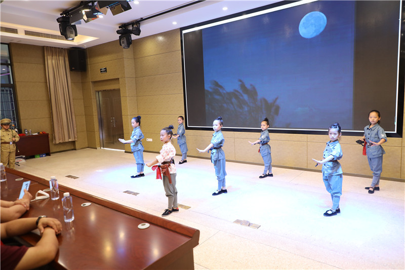 学生表演2.jpg